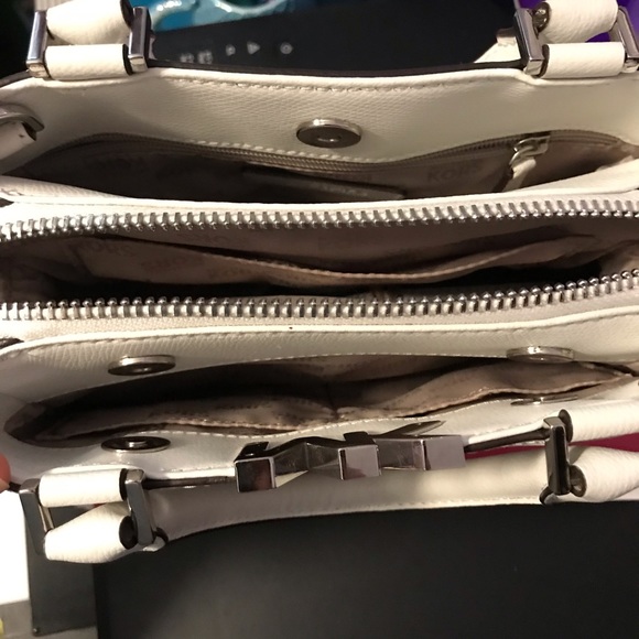 Michael Kors white purse.In Mint condition used 2x - Picture 2 of 8